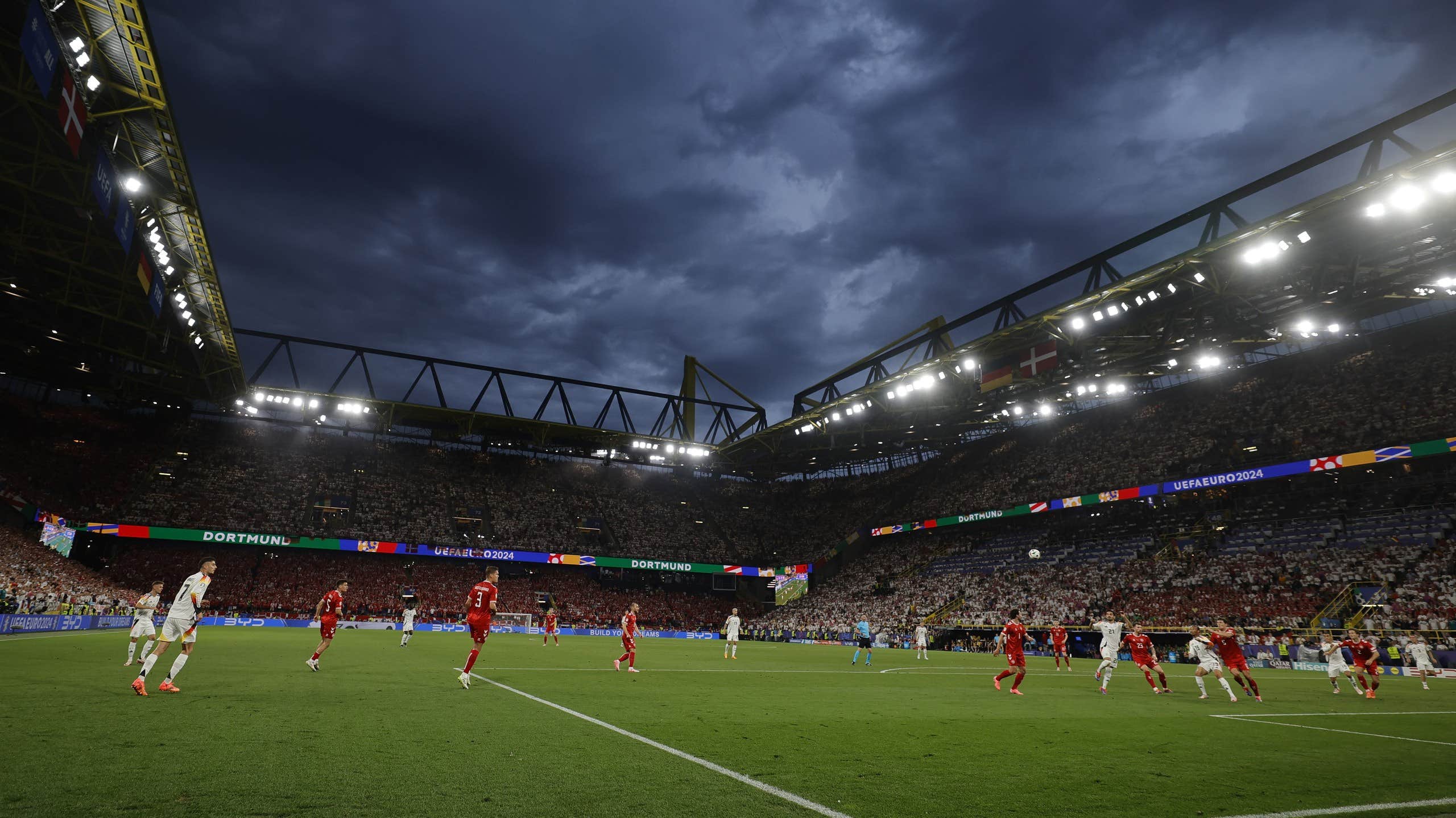 EM-åttondelsfinalen bröts – åskoväder över arenan | Fotboll