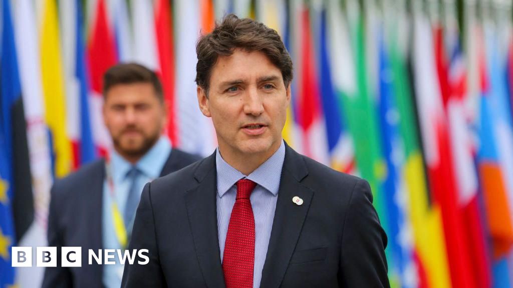 Den första liberala parlamentsledamoten uppmanar premiärminister Justin Trudeau att sluta