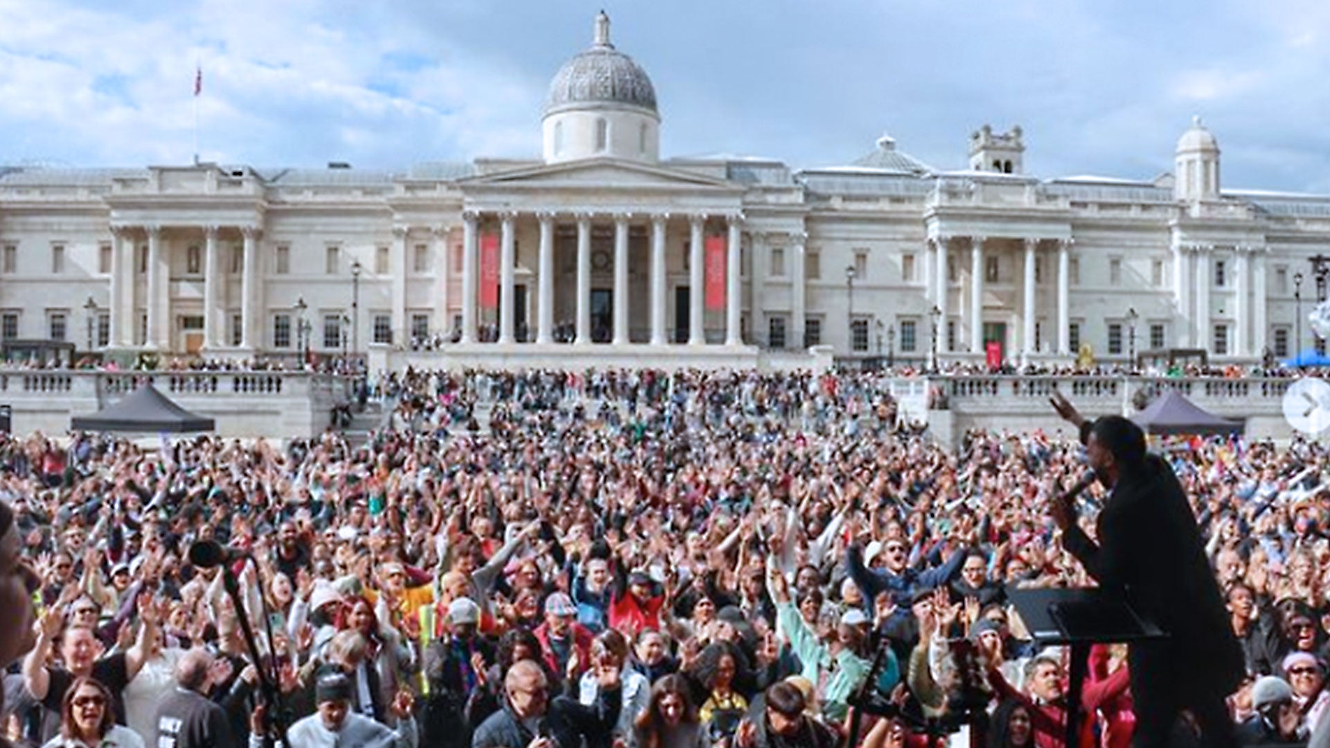 70 000 samlas på Londons Trafalgar Square för att höra evangeliets budskap: ”The Glory of God Is Rising”