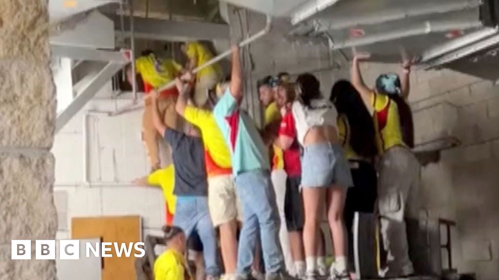 Fans klättrar in i arenan luftventiler för att komma in i Copa America