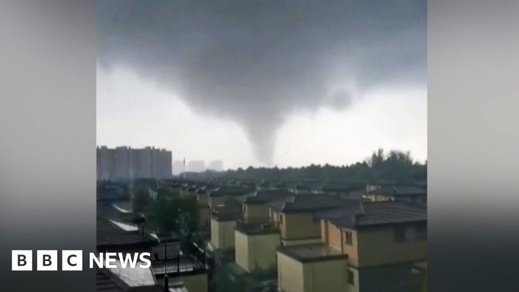 Skräp flyger genom luften när tornado drabbar staden Kina