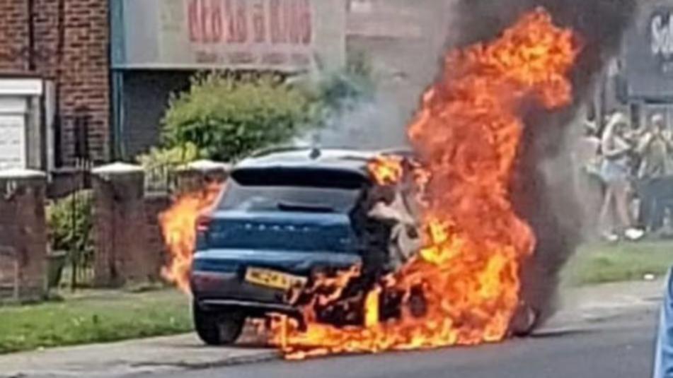 Volvo XC40-explosion: David Butler, en farfar, räddar 19 månader gammalt barn från hybridbilsbrand