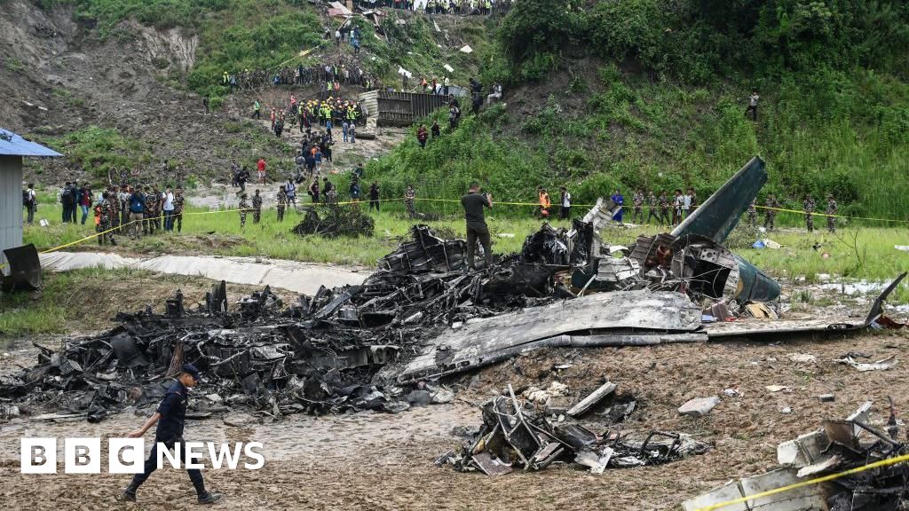 Se: Räddningsarbetare plockar igenom vraket av flygkraschen i Nepal