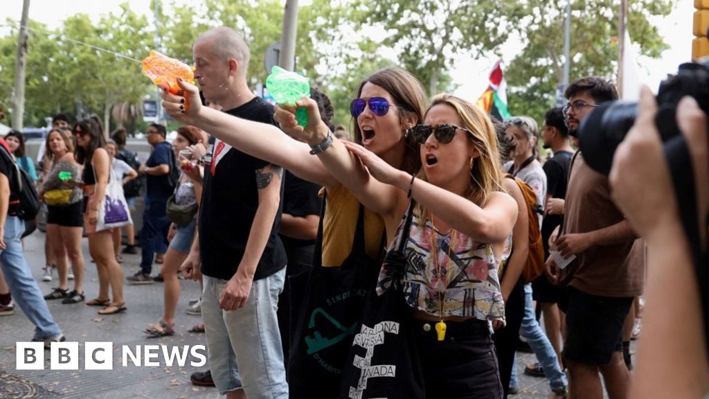 Massturismdemonstranter sprutar vatten mot Barcelona-turister