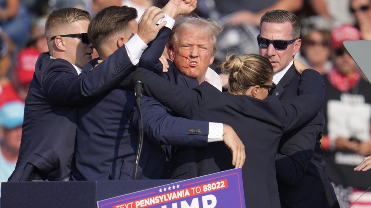 Pops, skrik och sedan blod: På scenen vid Trump-rallyt