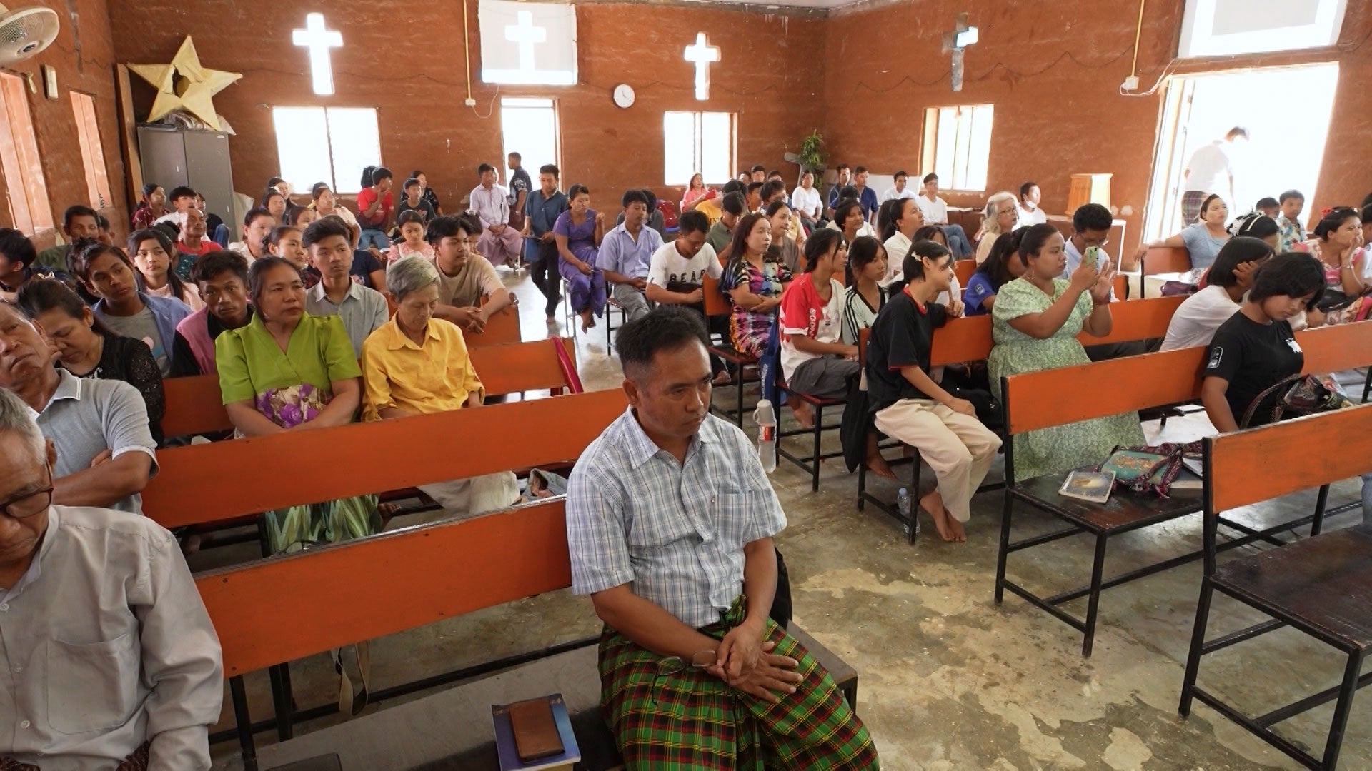 ”Jag kände Jesu kärlek”: Flyktingar flyr från kriget i Myanmar, hittar fred och frihet i flyktingläger