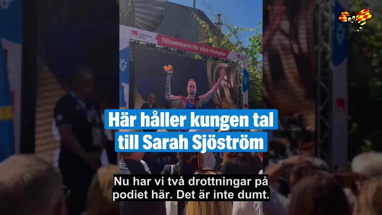 Här håller Kungen tal till Sarah Sjöström efter OS-gulden