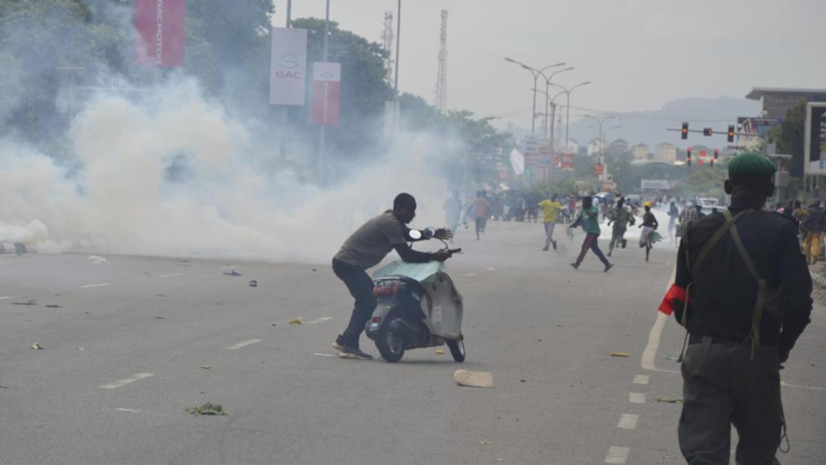 Protester över Nigerias ekonomiska kris blir dödliga