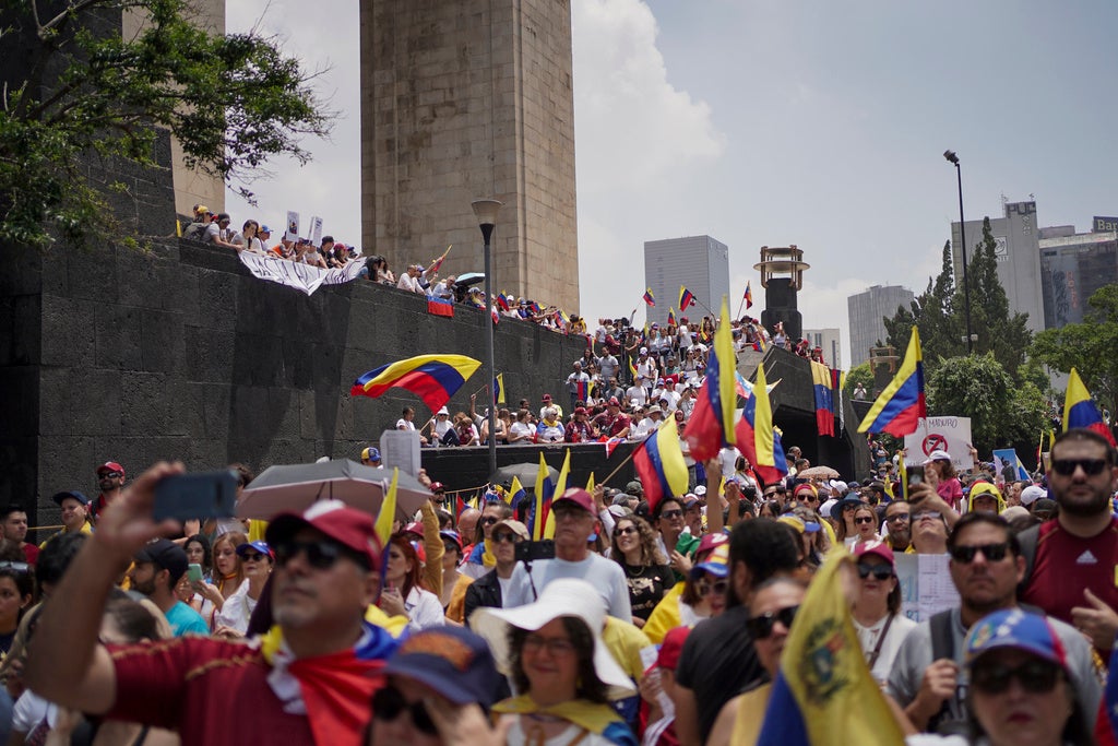 Venezuelaner i Caracas, världen över demonstrerar för att försvara oppositionens segeranspråk