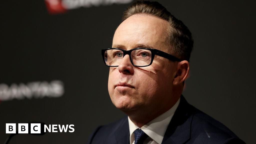 Det australiensiska flygbolaget Qantas drar ned lönen för tidigare chefen Alan Joyce