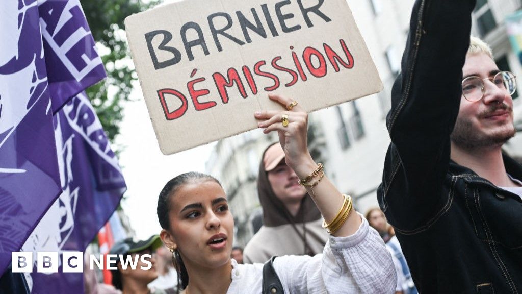 Frankrike ser tusentals protestera mot den nya center-högerministern Barnier