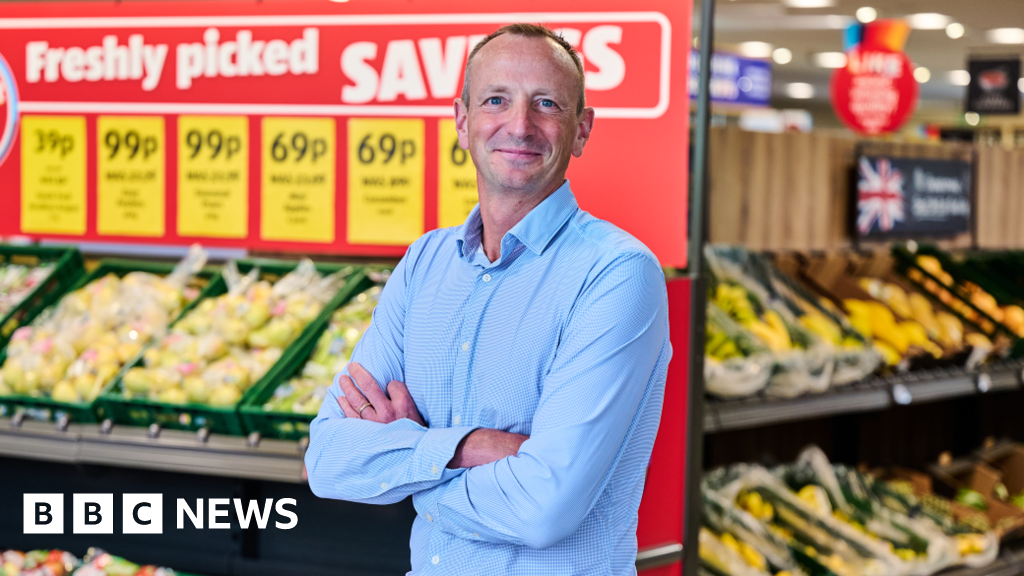 Aldi-shoppare behandlar sig själva när kostnadstrycket lättar