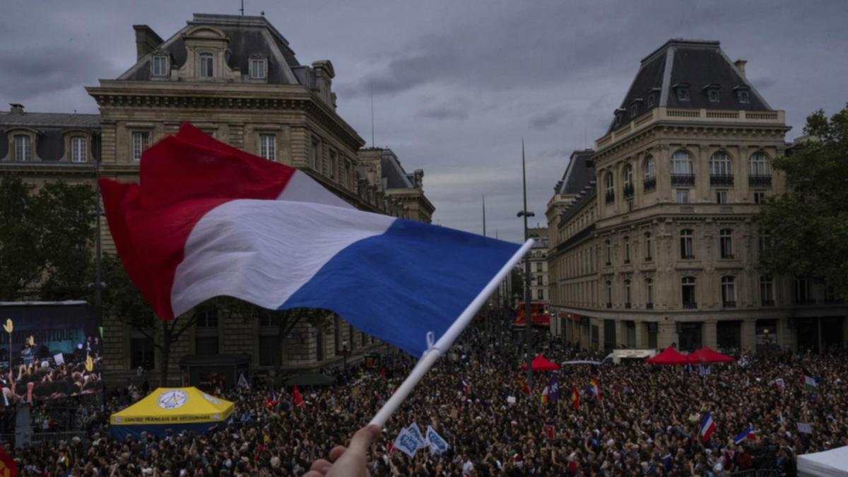 Tusentals protesterar i Frankrike efter att Macron smord premiärminister