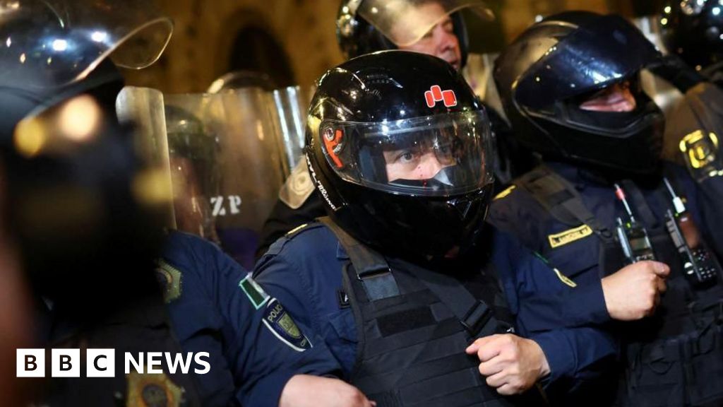 Protester i Mexiko när kontroversiell rättsreform passerade