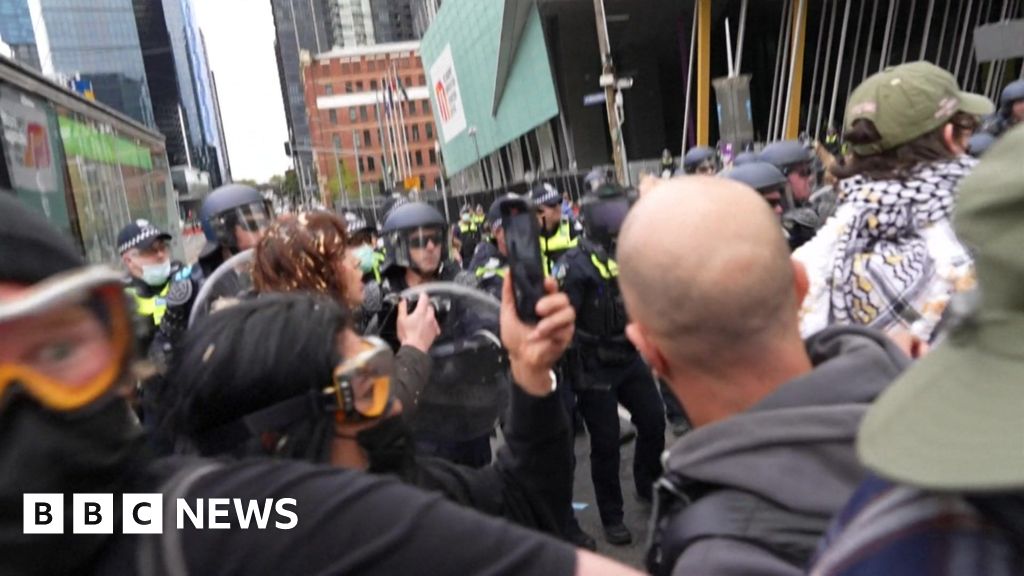 Demonstranter drabbar samman med polisen vid en antikrigsdemonstration i Melbourne