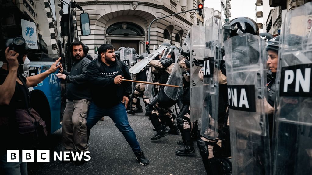 Sammandrabbningar utanför den argentinska kongressen efter veto mot pensionshöjning