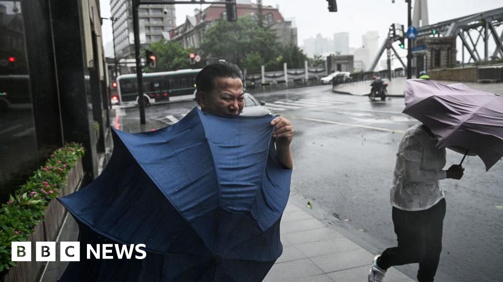 Shanghai drabbats av den starkaste tyfonen på 75 år