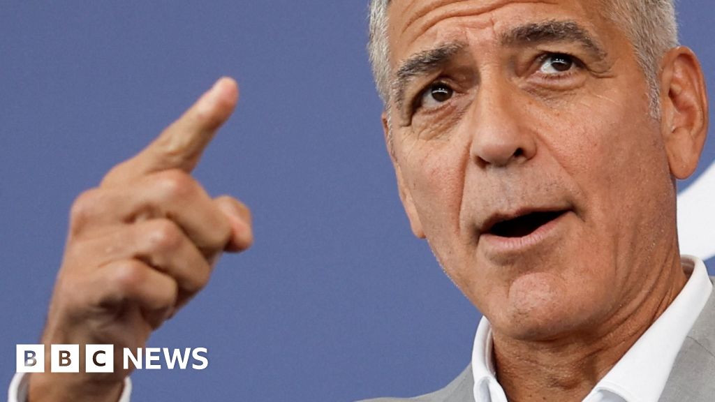 George Clooney berömmer den ”osjälviska” Joe Biden för att ha slutat med ras