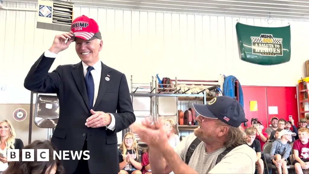 Moment Biden tar på sig röd Trump 2024-hatt