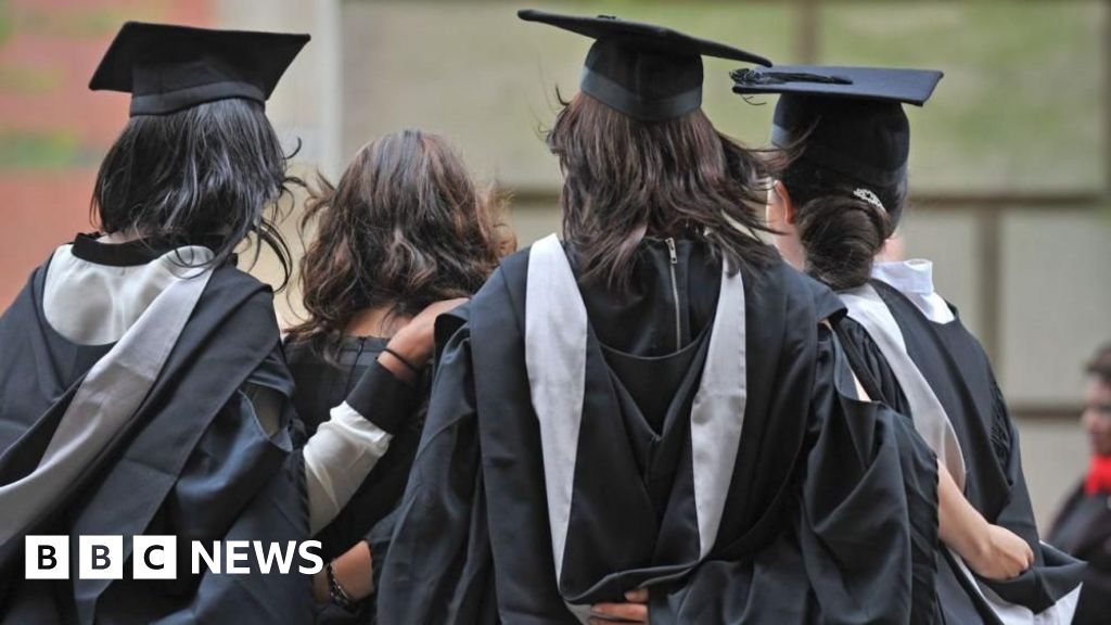 Tidigare universitetsstudenter uppmanades att kolla efter återbetalningar