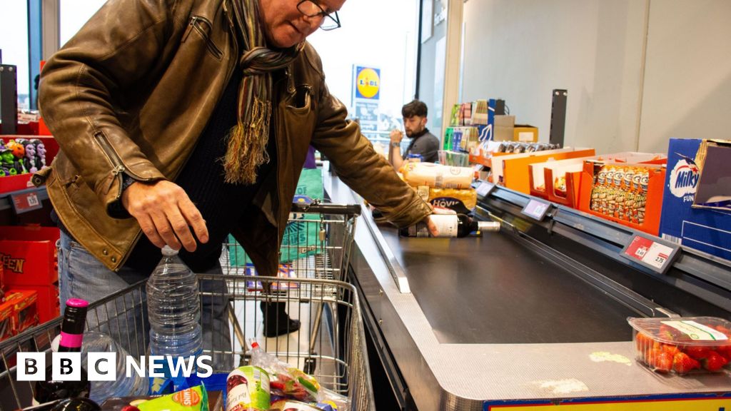 Män köper mer från mittgången, avslöjar chefen