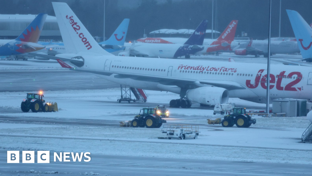 Flyg och tåg inställda när snön drabbar Storbritannien