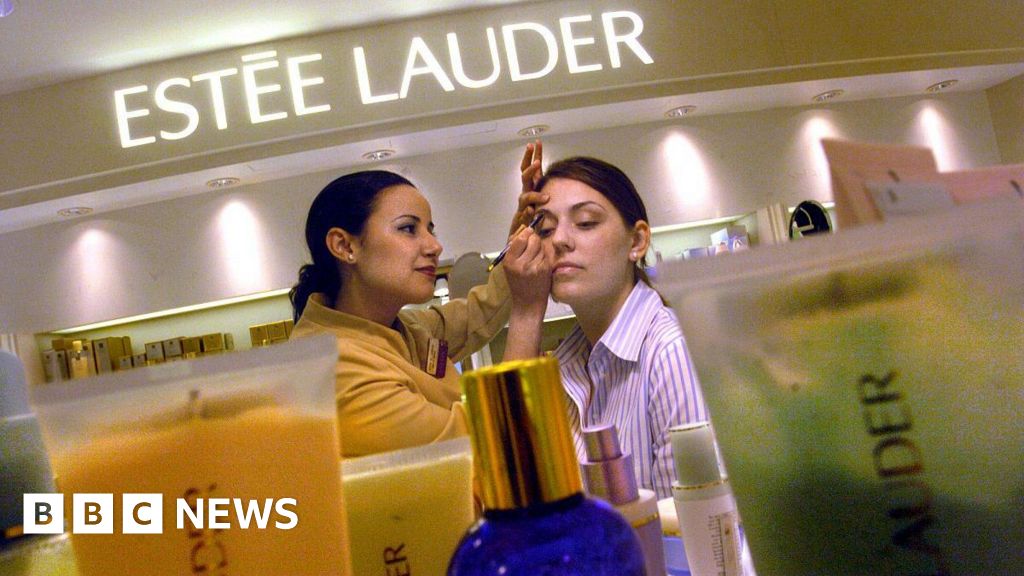 Estée Lauder för att minska tusentals jobb, varning för tullpåverkan