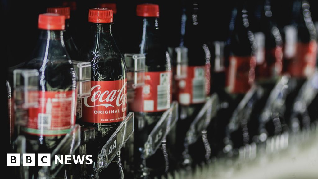 Coca-Cola säger att det kan använda mer plast på grund av Trump-tullar