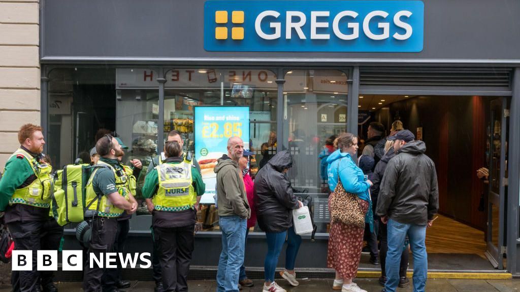 Greggs försäljningstopp på 2 miljarder £ efter pizza, kilar och kyckling goujons push