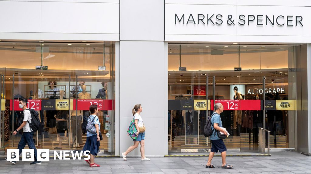M & S -butiker kvar med tomma hyllor efter cyberattack