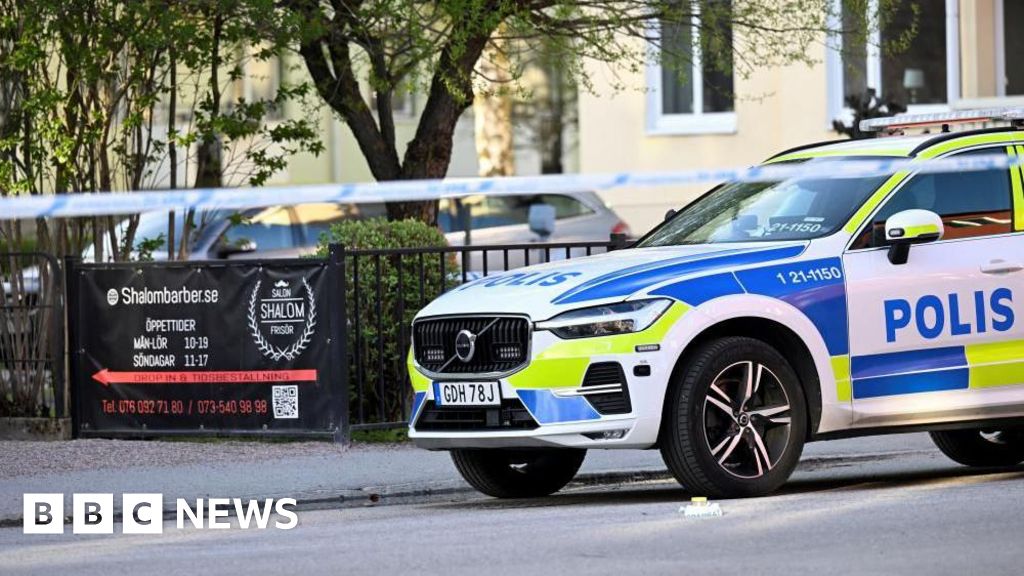 Svensk polis arresterar tonåring efter tre dödade i Uppsala skytte
