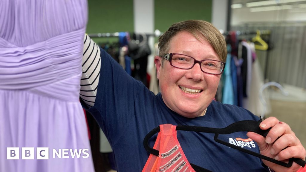Mammas pop-up-butik syftar till att göra prom överkomliga