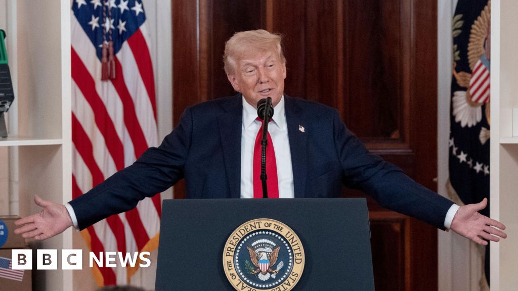 Trump berättar för affärschefer att han behöver ”lite tid” när USA: s ekonomi krymper